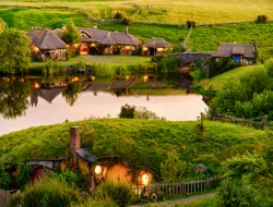 Hobbiton, Rotorua & Wai-O-Tapu: Small Group Tour from Auckland